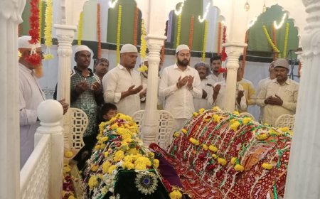 राजवर्धन पाटील यांनी लुमेवाडीत सूफी संत हाजी हाफीज फतेह मोहंमद जोधपूरी बाबा यांच्या मजारवर फुलांची चादर अर्पन करीत घेतले दर्शन