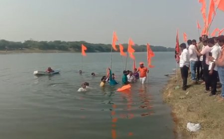 'एक मराठा लाख मराठा' म्हणत इंदापूरच्या सराटीत निरा नदीत जलसमाधी आंदोलन