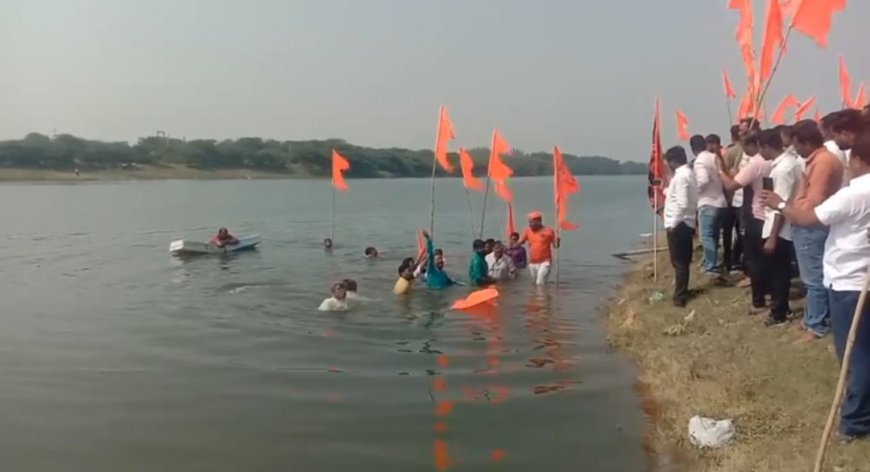 'एक मराठा लाख मराठा' म्हणत इंदापूरच्या सराटीत निरा नदीत जलसमाधी आंदोलन