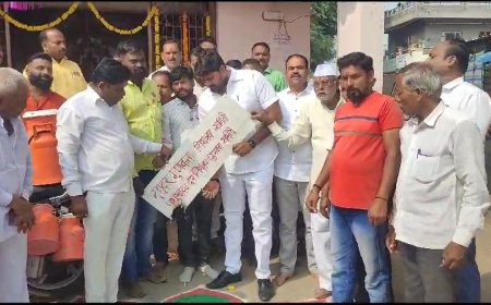 इंदापूरच्या निमगावात ऐन पाडव्या दिवशी दुध दरावरुन शेतकरी संतप्त, केलं दुध दर गुण नियंत्रण समितीचं प्रतिकात्मक दहन