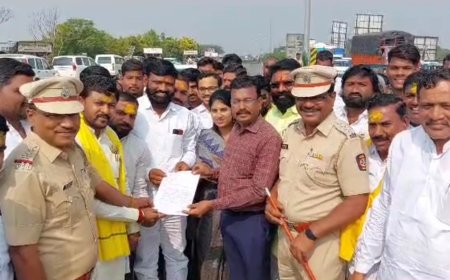 धनगर एस टी आरक्षणाच्या अंमलबजावणीसाठी सरडेवाडी टोलवर रास्ता रोको इंदापूर शहरात ही पाळला बंद