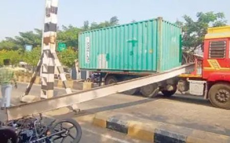 बारामतीत उड्डाणपुलाचा 'रिस्ट्रिक्टर' कोसळला, दुचाकीस्वार जखमी