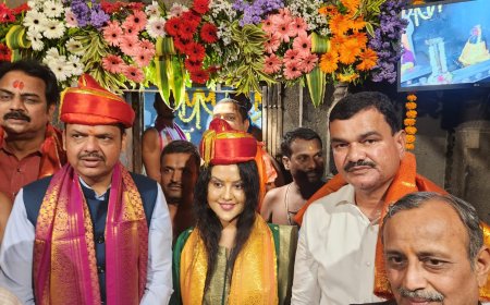 उपमुख्यमंत्री देवेंद्र फडणवीसांनी घेतलं सपत्नीक कुलदैवत श्री लक्ष्मी नरसिंहाचे दर्शन