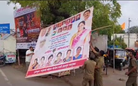 इंदापूर नगर परिषदेची अनाधिकृत होर्डिंगवर कारवाई