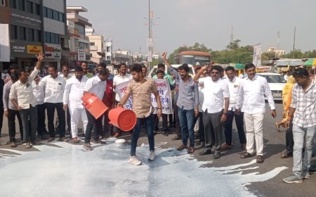 इंदापुरात दुध रस्त्यावर ओतून नोंदवला सरकारचा निषेध,दुधाला प्रति लिटरला 40 रुपये दर देण्याची मागणी