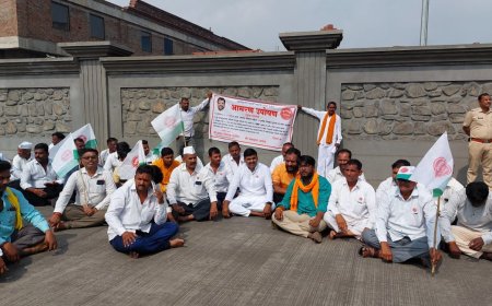 दुध दरावरुन इंदापुरात सोनाई डेअरी समोर स्वाभिमानी शेतकरी संघटनेचे आमरण उपोषण, 'सोनाई' म्हणते…