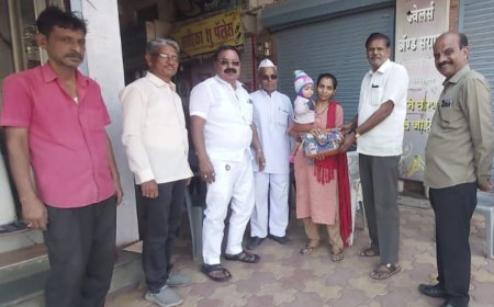 त्या पर्समध्ये तब्बल अडीच लाखांचा ऐवज होता ! पण व्याहळीच्या पाटलांनी प्रामाणिकपणा दाखवला अन् मुद्देमाल परत केला