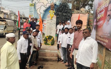 पुलावामा हल्ल्याला आज पाच वर्ष पूर्ण ! इंदापूर नगरपरिषदेसमोर शहिदांना वाहिली श्रद्धांजली