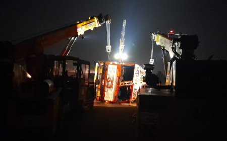 बिग ब्रेकिंग | पुणे सोलापूर राष्ट्रीय महामार्गावर काळेवाडी परिसरात इथेनॉलचा टँकर पलटला