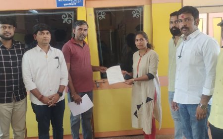 रचना बजार व्यापारी संकुला समोरील अनाधिकृत फ्लेक्स हटवण्याची मागणी, इंदापूर पोलिसांसह नगरपरिषद आणि इंदापूर आगाराला निवेदन 