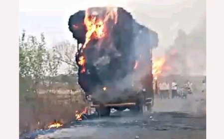 शॉर्ट सर्किट होऊन कडब्यासह आयशर जळून खाक