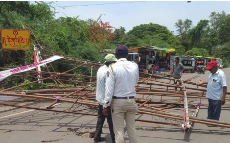 घाटकोपरच्या दुर्घटनंतर इंदापूर नगरपरिषदेचा विना परवाना होर्डिंगवर हातोडा