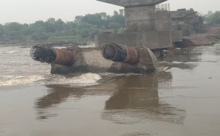 नव्याने काम सुरु असलेल्या दौंडमधील भीमा नदीवरील पूलाचे खांब कोसळले