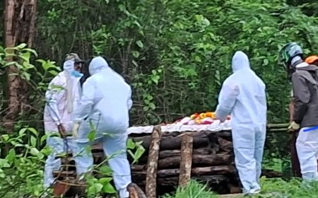 नेमकं काय घडलं? कोकणात पीपीई किट घालून मृतदेहावर अंत्यसंस्कार