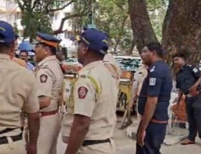 मोठी बातमी ! IAS अधिकाऱ्याच्या मुलीची मंत्रालयासमोरील इमारतीच्या 10 मजल्यावरून उडी, घटनास्थळी आढळली सुसाईड नोट