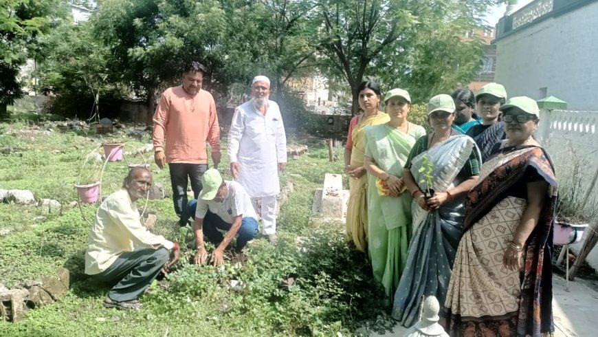 इंदापूरात इद उल अजहा निमित्त मुस्लीम दफन भुमीत वृक्षारोपन