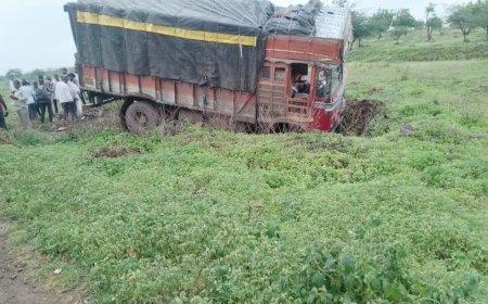 इंदापूर तालुक्यातील लोंढे वस्ती नजीक ट्रक आणि दुचाकीचा अपघात ! अपघातात…