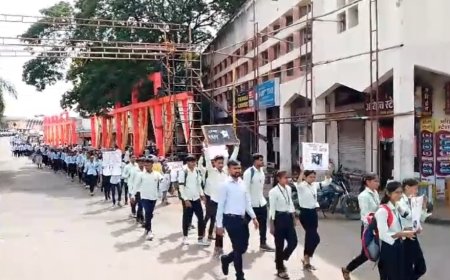 कोलकाता आणि बदलापूर घटनेच्या निषेधार्थ बारामतीत विद्यार्थ्यांची निषेध रॅली