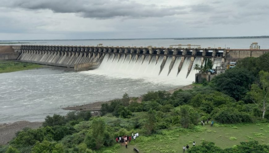 मोठी बातमी | उजनी धरणाचे 16 दरवाजे 40 सेंटीमीटरने उघडले,भीमा पात्रात 21 हजार क्युसेकने विसर्ग