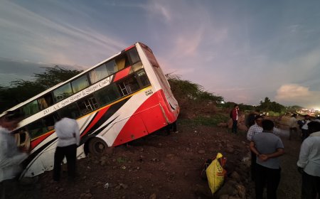 BIG BREAKING पुणे सोलापूर राष्ट्रीय महामार्गावर इंदापूर नजीक खाजगी बसला अपघात