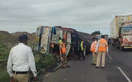 मोठी बातमी | इंदापूर बाह्य वळणावर अवजड वाहतूक करणारा ट्रक पलटला