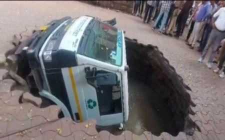 पुणं गेलं खड्ड्यात ! जमीन खचली खड्डा पडला आणि…