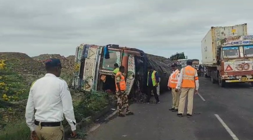 मोठी बातमी | इंदापूर बाह्य वळणावर अवजड वाहतूक करणारा ट्रक पलटला