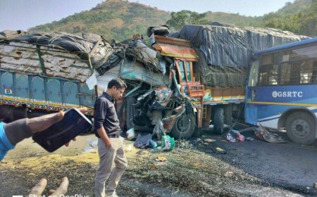 एक बस अन् चार ट्रक ! भीषण अपघातात एक ठार १५ जण गंभीर