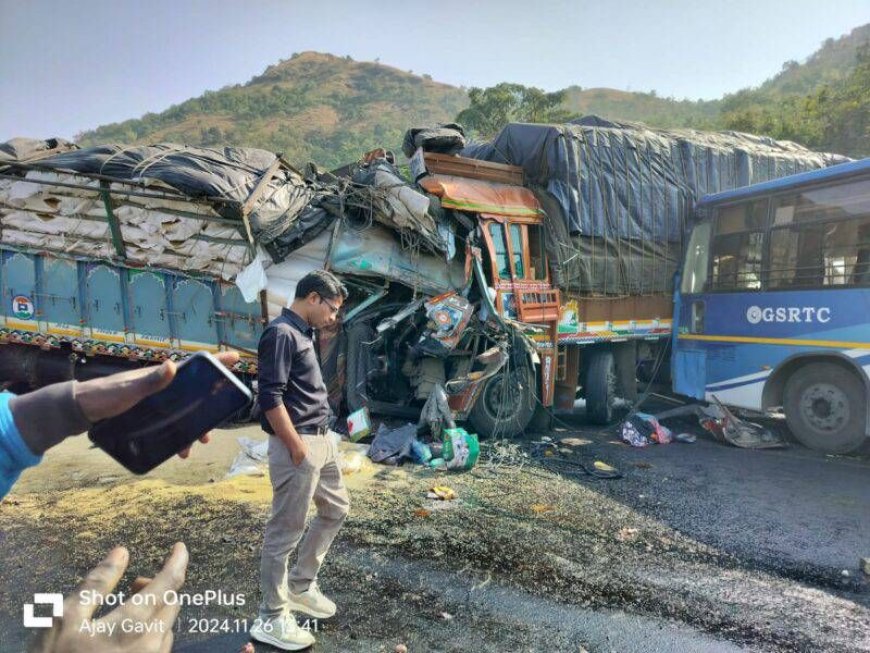 एक बस अन् चार ट्रक ! भीषण अपघातात एक ठार १५ जण गंभीर