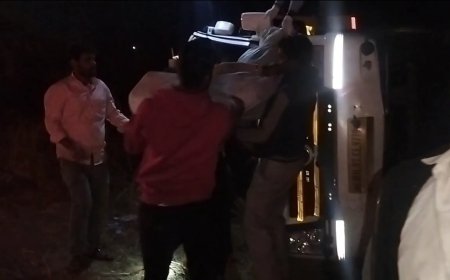 Breaking इंदापुरात डाळज जवळ स्टेअरिंग राॅड तुटल्याने रुग्णवाहिका पलटली ! चार वाहनांचा अपघात, सात जण थोडक्यात…