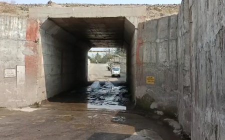 पुरंदर तालुक्यातील जेऊर फाट्यावरील रेल्वेच्या अंडरपास पुलाचे काम चार दिवसातच खराब