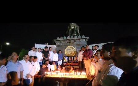 सासवड येथे कॅन्डल मार्च काढत नोंदवला संतोष देशमुखांच्या हत्येचा निषेध