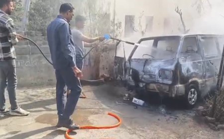 पळसदेव मध्ये दिवसाढवळ्या लोकवस्तीत ओमनी व्हॅन पेटली,कारण गुलदस्त्यात ! मग नक्की घडलं तरी काय ?