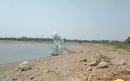 इंदापुरात वाळू माफी यांना प्रशासनाचा दणका ; 40 लाखांचं साहित्य नष्ट करीत सहा बोटी फोडल्या