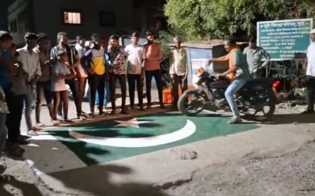 पहलगाम हल्ल्याचा निषेध !  इंदापूरच्या भिगवण मध्ये पाकिस्तानचा झेंडा पायाखाली तुडवला