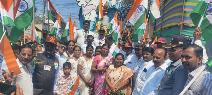Indapur भारतीय सैन्याचं मनोबल उंचावण्यासाठी पुण्याच्या इंदापुरात तिरंगा रॅली