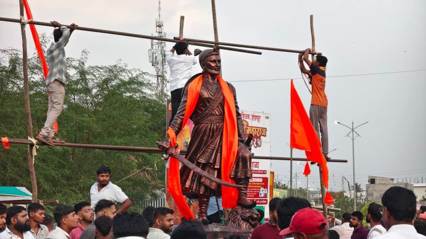 Indapur गनिमी काव्याने स्थापन झाला इंदापुरात छत्रपती संभाजीराजेंचा पूर्णाकृती पुतळा