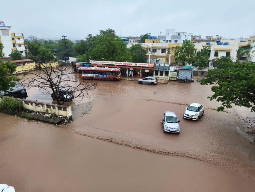 इंदापूरच्या भिगवण मध्ये पावसाचा कहर ! बस स्थानकाच्या आवाराला आलं तळ्याच स्वरूप