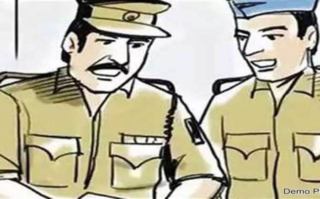 आम्ही पोलिस आहोत एवढ्या रात्री का फिरतोय ? तुझ्यावर कारवाईच करतो ! तिघांनी बांगडी व्यवसायिकाला लुटलं