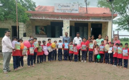 Indapur शाळेच्या पहिल्या दिवशी कदमवस्ती शाळेतील विद्यार्थ्यांचे गुलाब पुष्प देऊन स्वागत