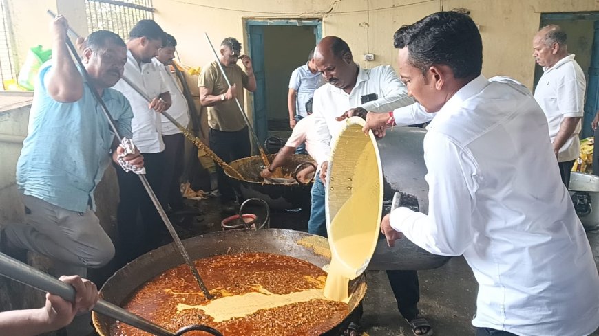 दौंडच्या यवत मध्ये वारकऱ्यांसाठी एक टन पिठलं आणि एक लाख भाकरी ची मेजवानी...
