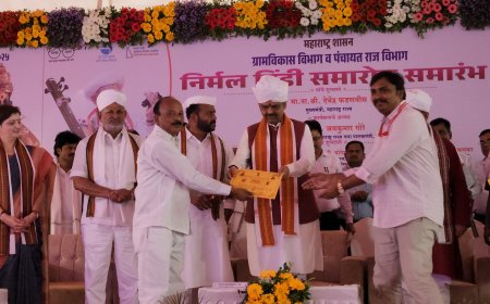 मुख्यमंत्री फडणवीसांच्या हस्ते जय इन्स्टिट्यूट ऑफ नर्सिंगचा गौरव,संत तुकोबांच्या सोहळ्यात वारकऱ्यांना दिली चरण सेवा