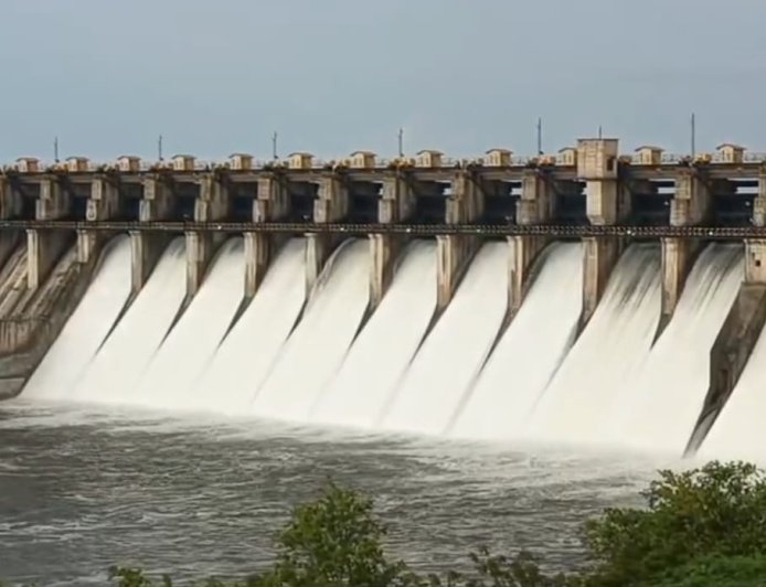उजनी धरण मायनसमधून प्लसमध्ये ; दौंड बंधाऱ्यातून 1.17 लाख क्युसेक पाण्याची आवक, भीमा नदी दुथडी भरून वाहू लागली