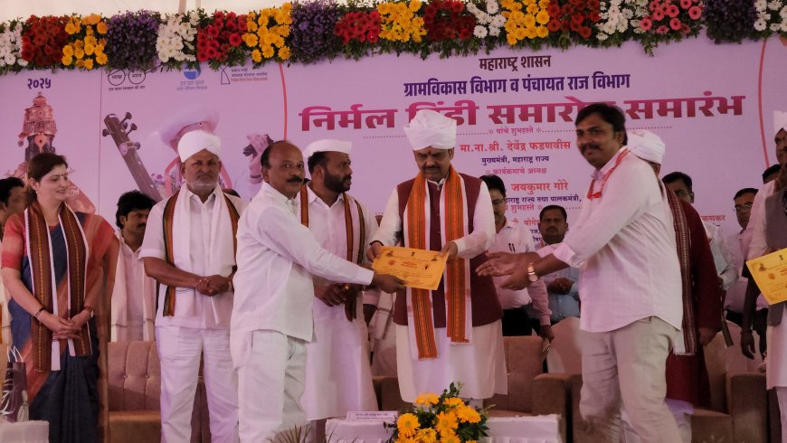 मुख्यमंत्री फडणवीसांच्या हस्ते जय इन्स्टिट्यूट ऑफ नर्सिंगचा गौरव,संत तुकोबांच्या सोहळ्यात वारकऱ्यांना दिली चरण सेवा