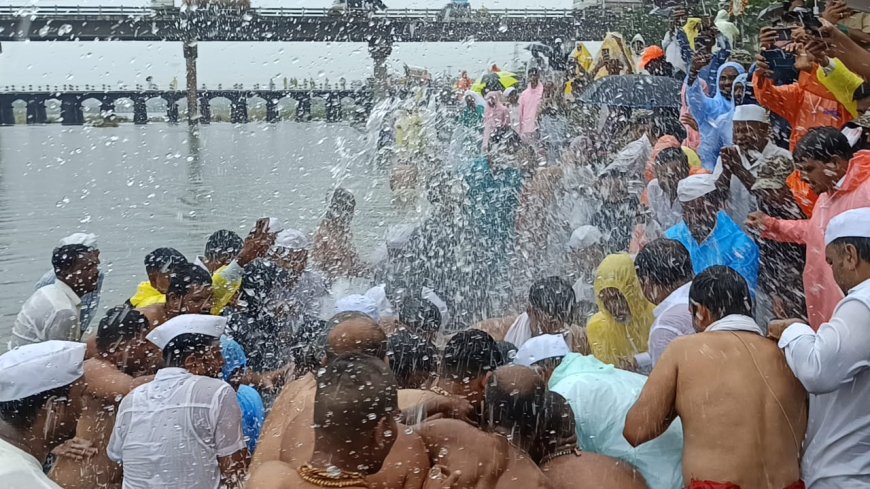 'माऊली माऊली' च्या गजरात निरात माऊलींना घातलं निरास्नान... माऊलींच्या सोहळ्याचा पुणे जिल्ह्यात प्रवेश