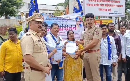 त्या पोलिसांवर कारवाई करा ; सासवड मध्ये नोंदवला निषेध