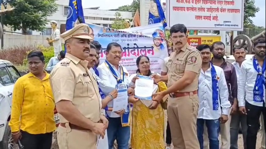 त्या पोलिसांवर कारवाई करा ; सासवड मध्ये नोंदवला निषेध