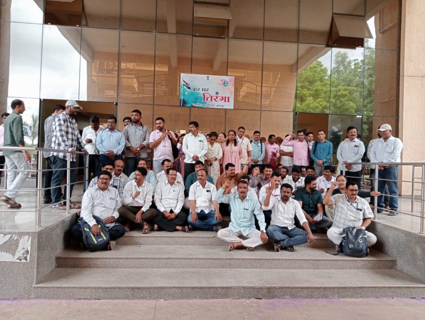 इंदापुरात महसूल कर्मचारी संघटनेने केलं एक दिवस लेखणी बंद आंदोलन