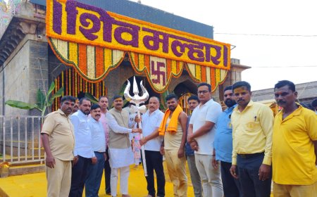 खंडेरायांच्या चरणी भक्ताकडून 11 किलो चांदीचा त्रिशूळ अर्पण,तब्बल इतकी आहे किंमत 