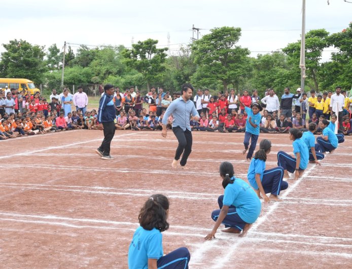 खो खो म्हणत श्रीराज भरणे उतरले थेट मैदानात ! पळसदेवच्या बनसुडे विद्यालयातील स्पर्धेत 70 शाळांचा सहभाग 